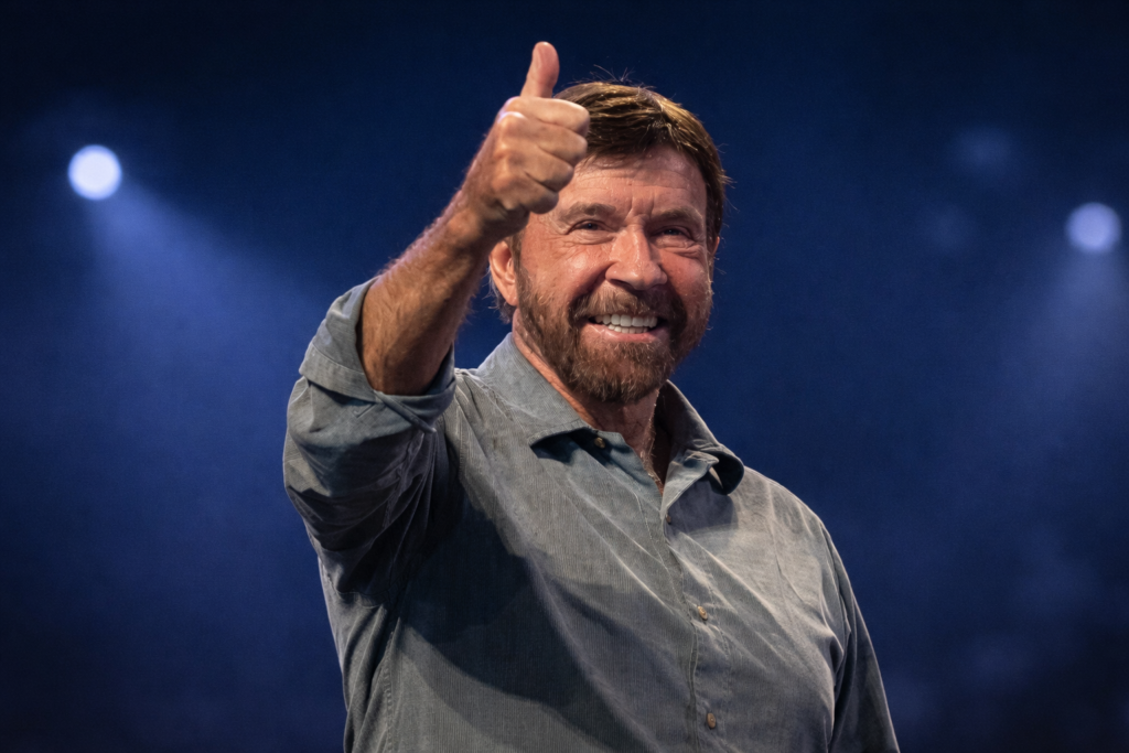 chuk norris fazendo sinal de positivo
