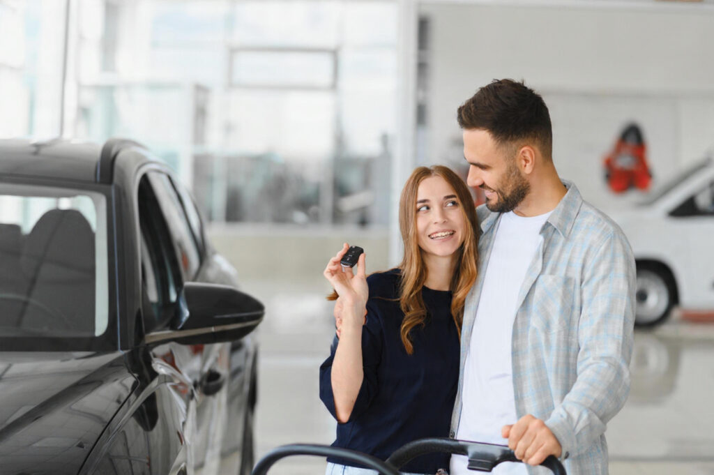 casal comprando veiculo em uma concessionaria